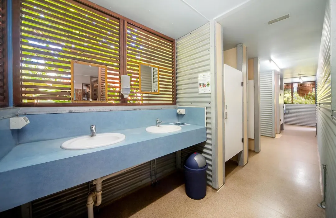 Airlie Beach Magnums - Adults Only-1